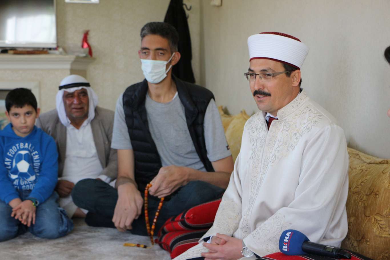Miraç Kandili vesilesiyle dünyanın en uzun adamına 2 metrelik seccade hediye edildi Miraç Kandili vesilesiyle dünyanın en uzun adamına 2 metrelik seccade hediye edildi